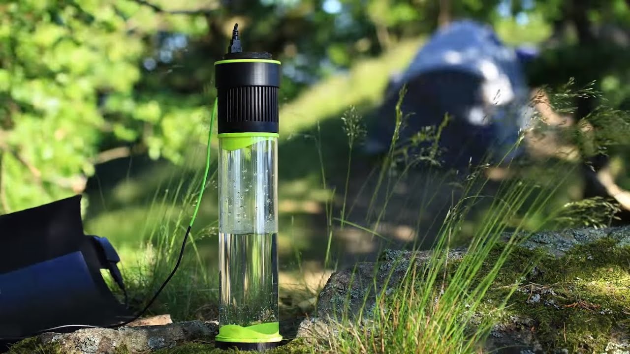 Beidzot ar sausumu un plastmasas pudelēm: itāļu izgudrotājs izveidojis ūdens attīrītāju, kas darbojas bez elektrības.