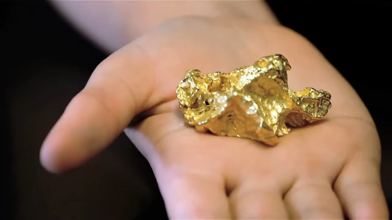 Pāris pastaigas laikā atrod zelta gabalu: tas tika pārdots par vairāk nekā 400 000 eiro.