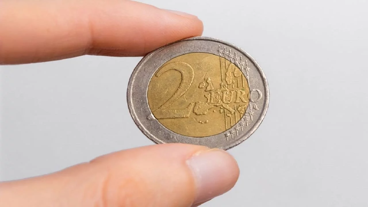Šī 2 eiro monēta apmaksās jūsu atvaļinājumu viesnīcā: pārbaudiet savas kabatas un maku, ja tāds jums ir.