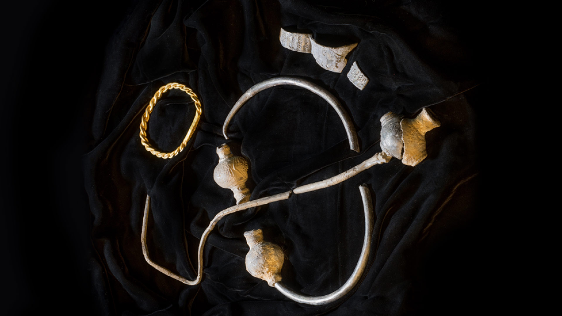Nekāds muzejs, nekādas profesionālas izrakumu darbi — tā nejauši tika atklāta zelta relikvija no vikingu laikiem