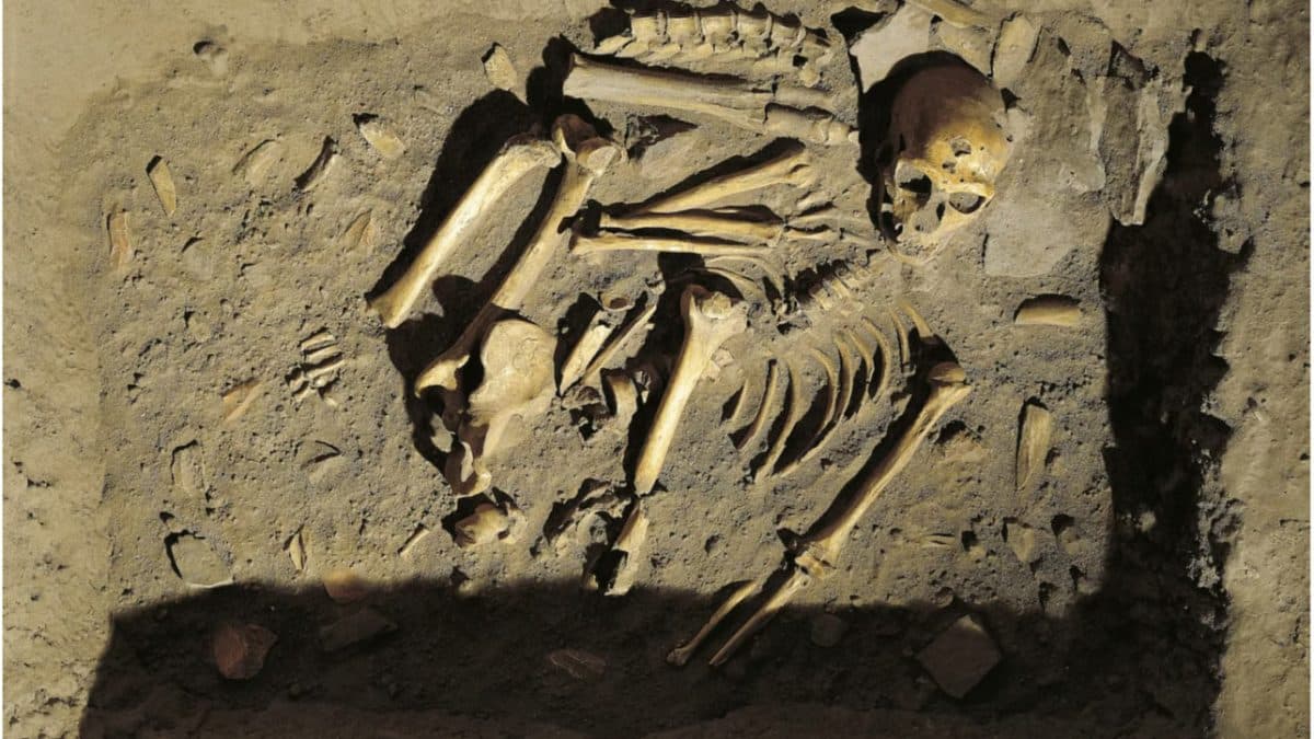 Senākais zināmais apbedījums datēts ar 140 000 gadiem atpakaļ Izraēlā un bija apbedījuma vieta meitenītei, kas bija sapienu un neandertāliešu hibrīds.