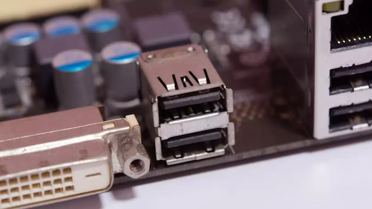 Es vienmēr šaubījos, vai ir vērts izmantot USB portus savā televizorā, līdz atklāju to noslēpumu: šeit ir to atšķirības un funkcijas.