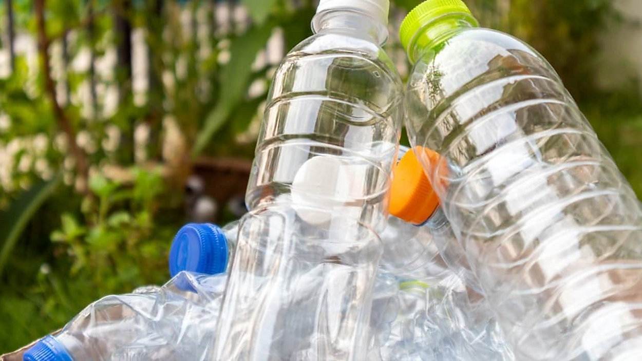 Beidzot ar sausumu un plastmasas pudelēm: itāļu izgudrotājs izveidojis ūdens attīrītāju, kas darbojas bez elektrības.