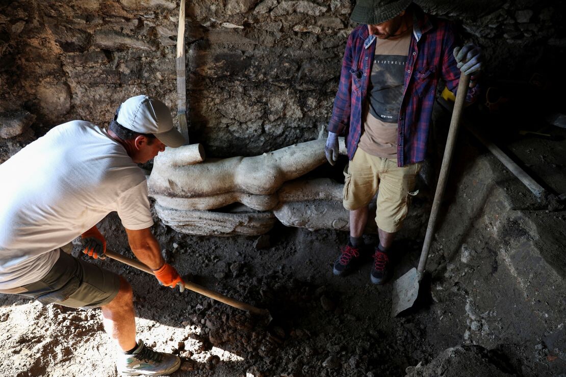 Arheologi ir atklājuši milzīgas 2000 gadus vecas romiešu kurpes 48. izmēra, kas bija paslēptas potītēm bīstamā grāvī Anglijā.