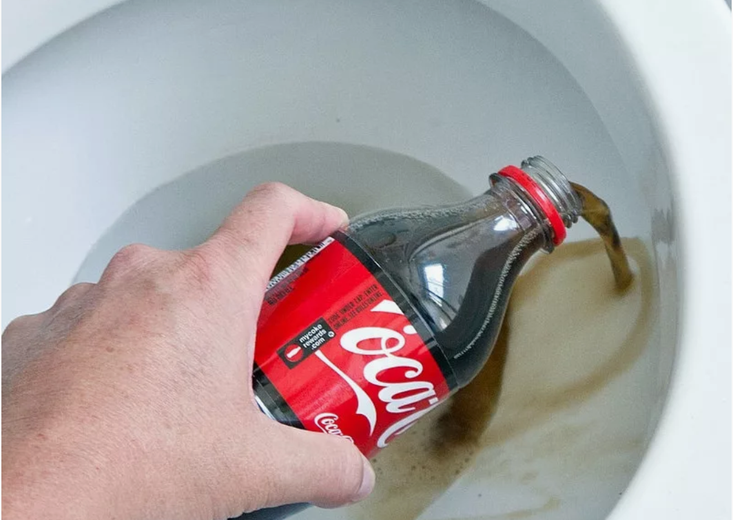 Šis produkts ir labāks par kokakolu, tīra tualeti, ir lētāks un mums mājās arī ir.