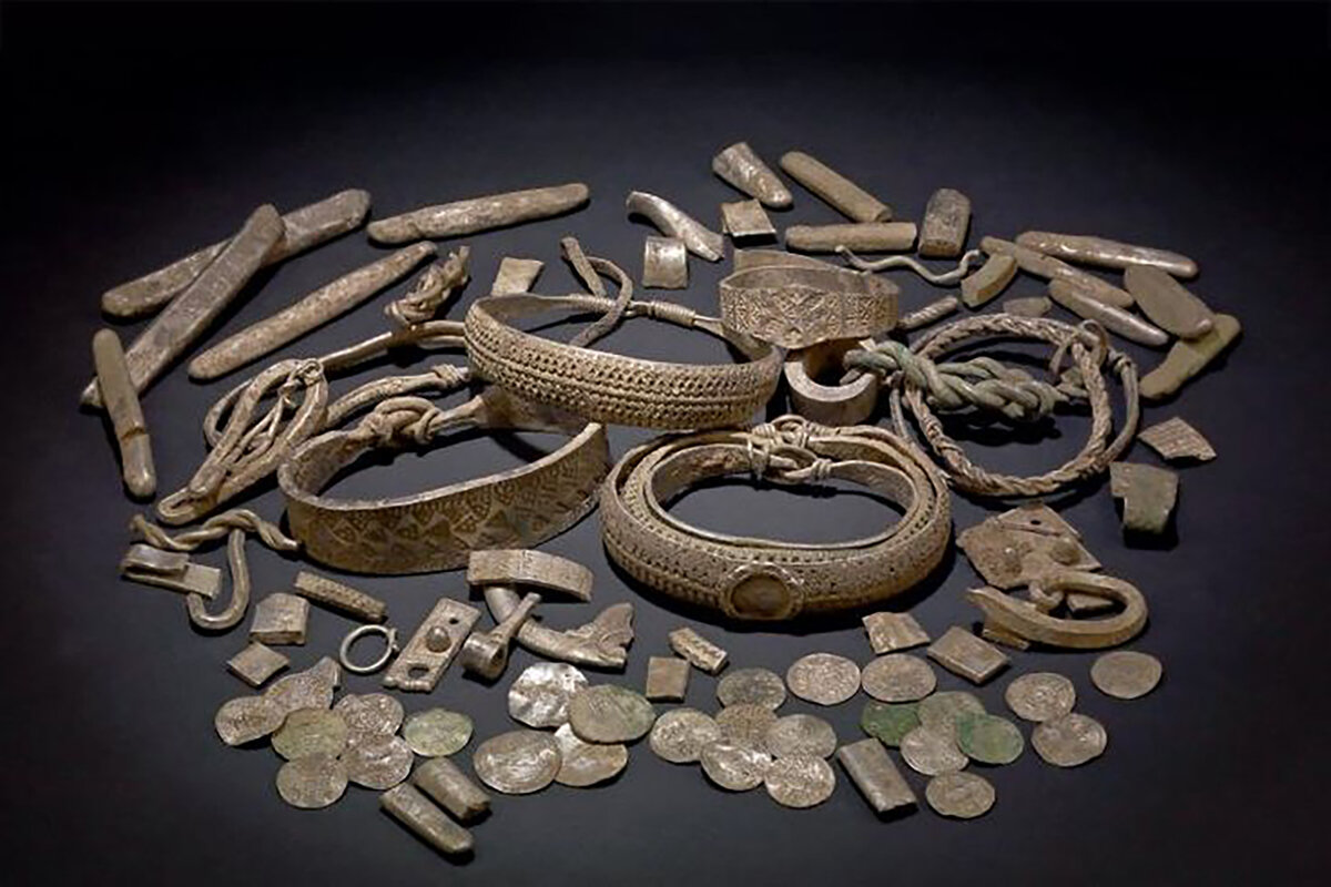 «Es nevarēju noticēt, ka tas ir zelts»: pēc 50 gadu meklējumiem amatieris Menas salā atrod 1000 gadus vecu vikingu rokassprādzi.