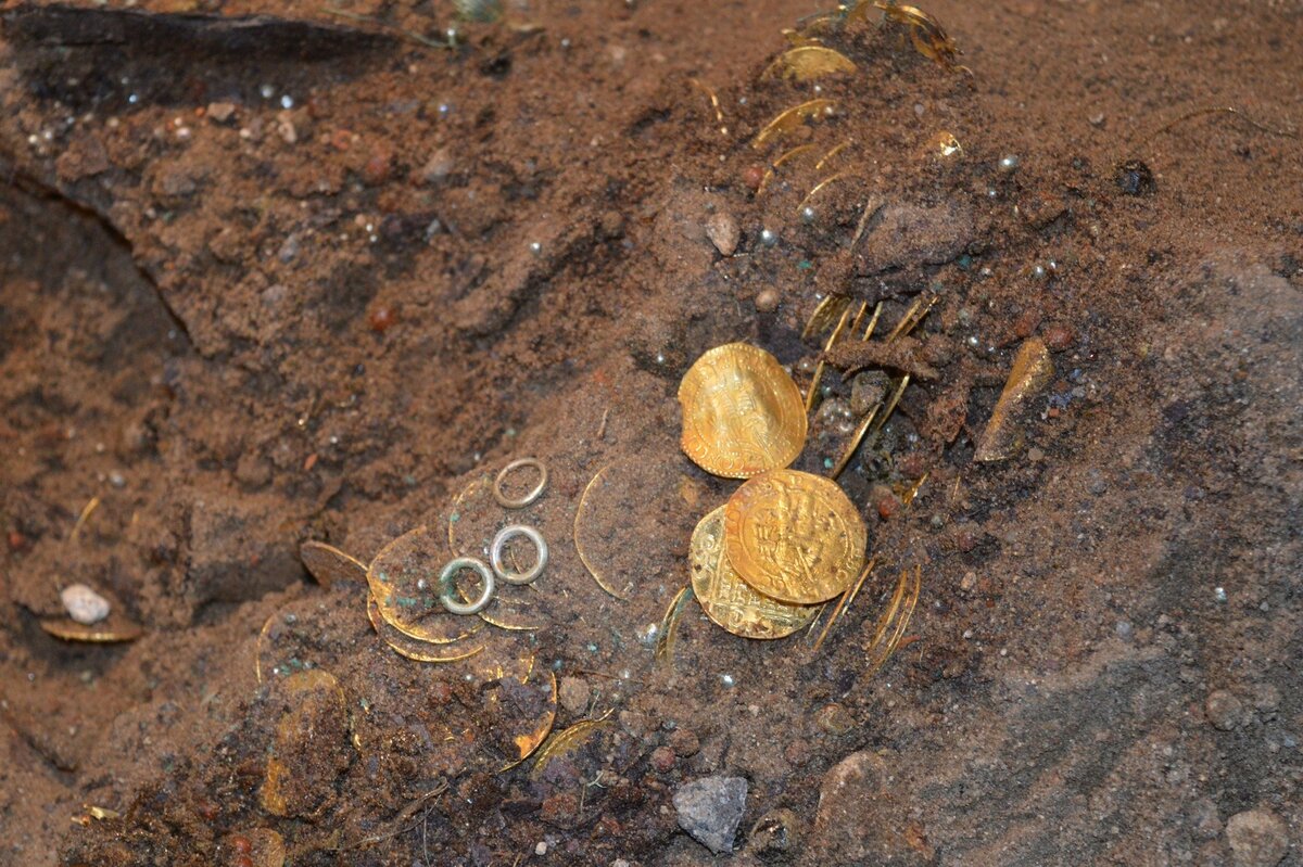 Vēsturisks atradums: amatieru ģeologs atklājis vikingu zelta lādi, kas aprakts pirms 1000 gadiem