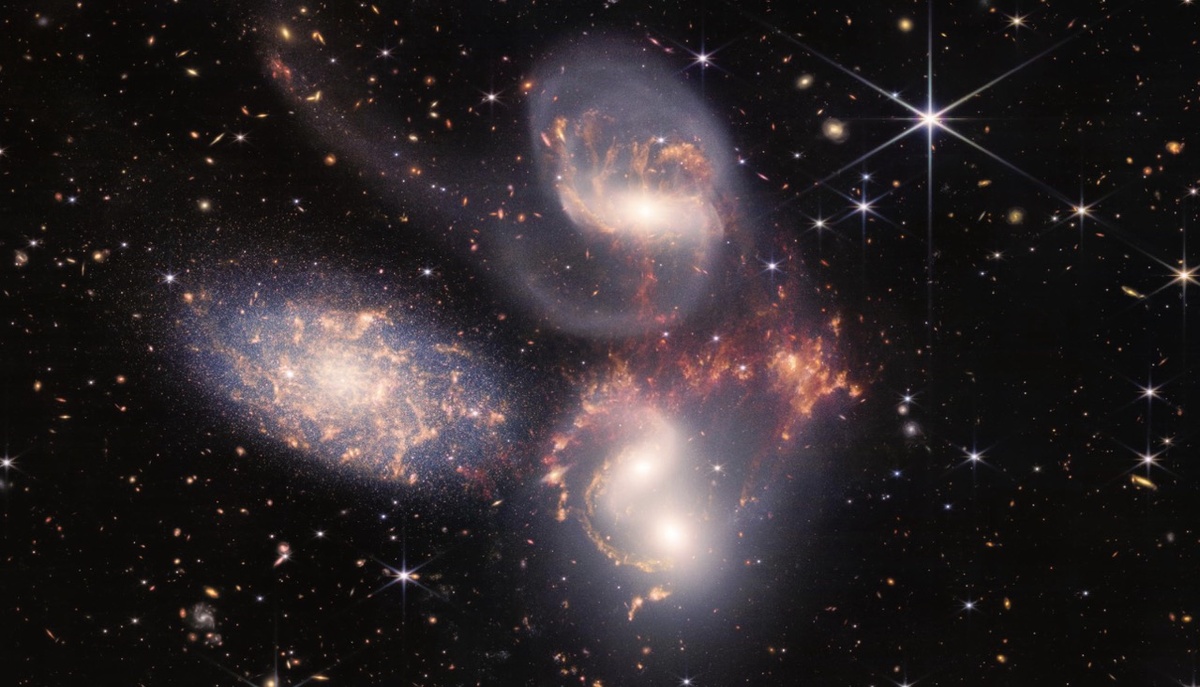 Astronomi nevar tam noticēt: NASA atkal ir pārspējusi savu rekordu un atklājusi galaktiku, kas atrodas vistālāk no Zemes