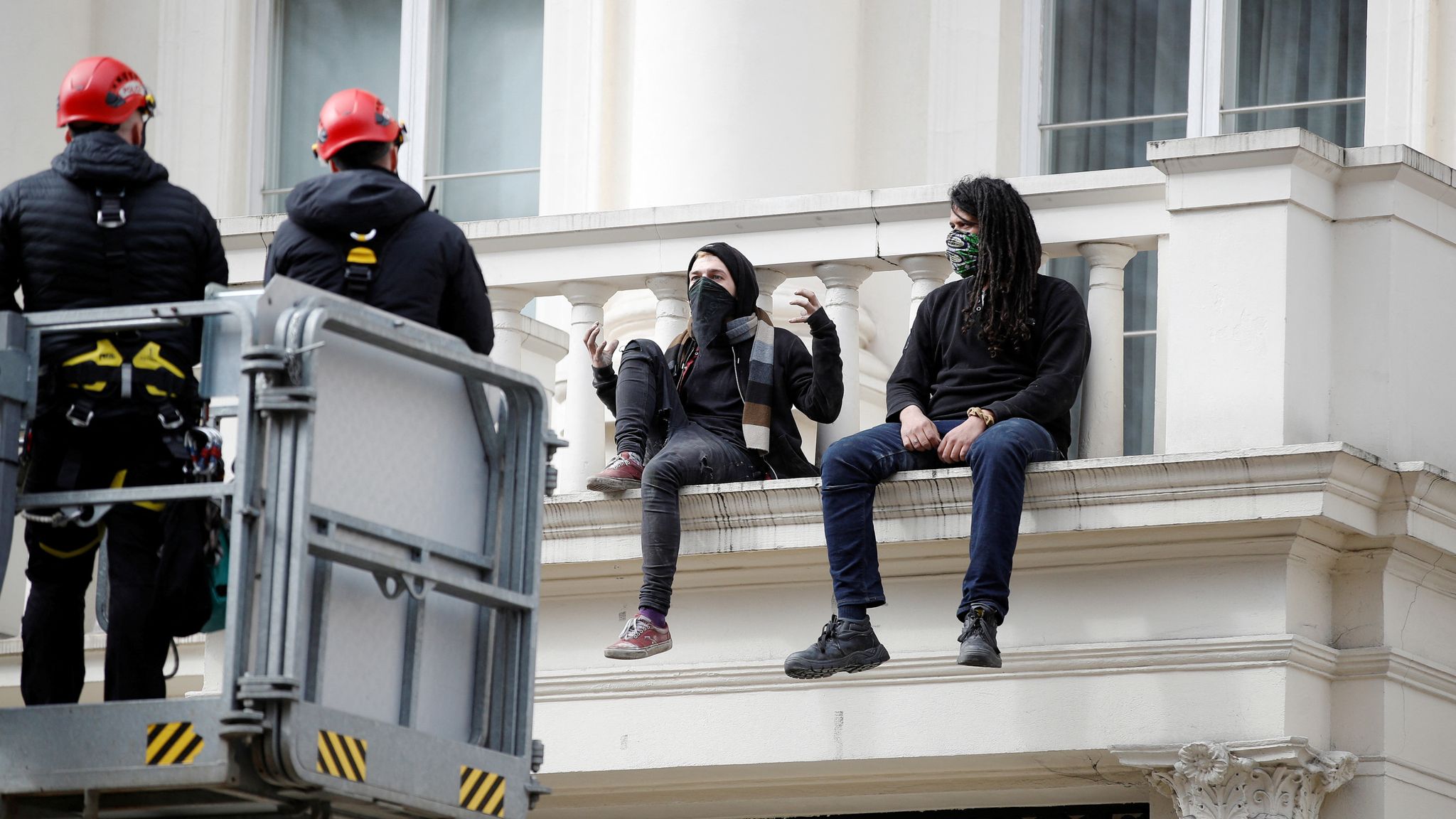 Squatters pārvērš māju par tūristu dzīvokli, bet īpašnieks no valsts kases saņem 5000 eiro sodu.