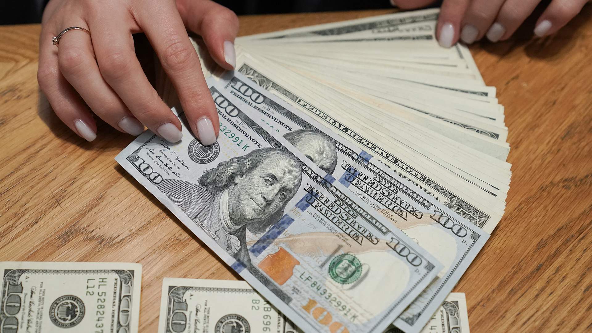 Dolārs ir beidzies: valdība ievieš 19% ienākuma nodokli no kontiem, kas denominēti dolāros.