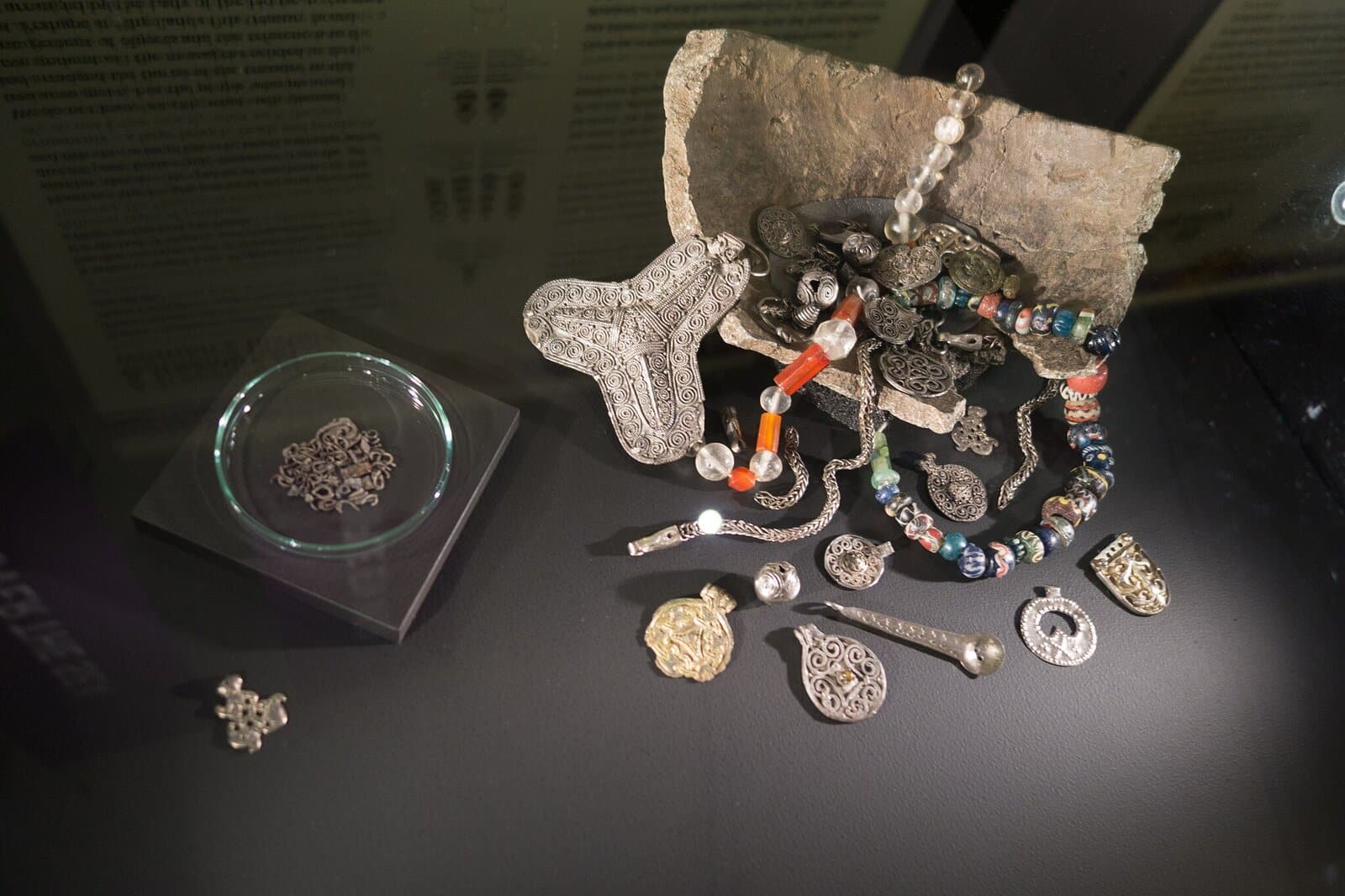 Nekāds muzejs, nekādas profesionālas izrakumu darbi — tā nejauši tika atklāta zelta relikvija no vikingu laikiem