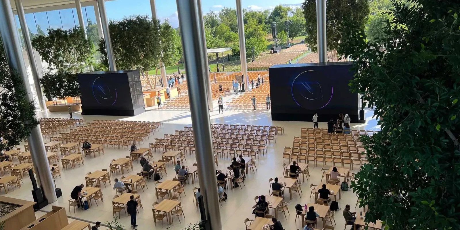Pie ieejas šajā Apple Park laboratorijā ir divi skaļruņi, kurus dāvinājis Stīvs Džobss. Iemesls, kāpēc tie tur atrodas, ir tāds, ka tie joprojām tiek izmantoti, bet ne tam, kam jūs varētu domāt.