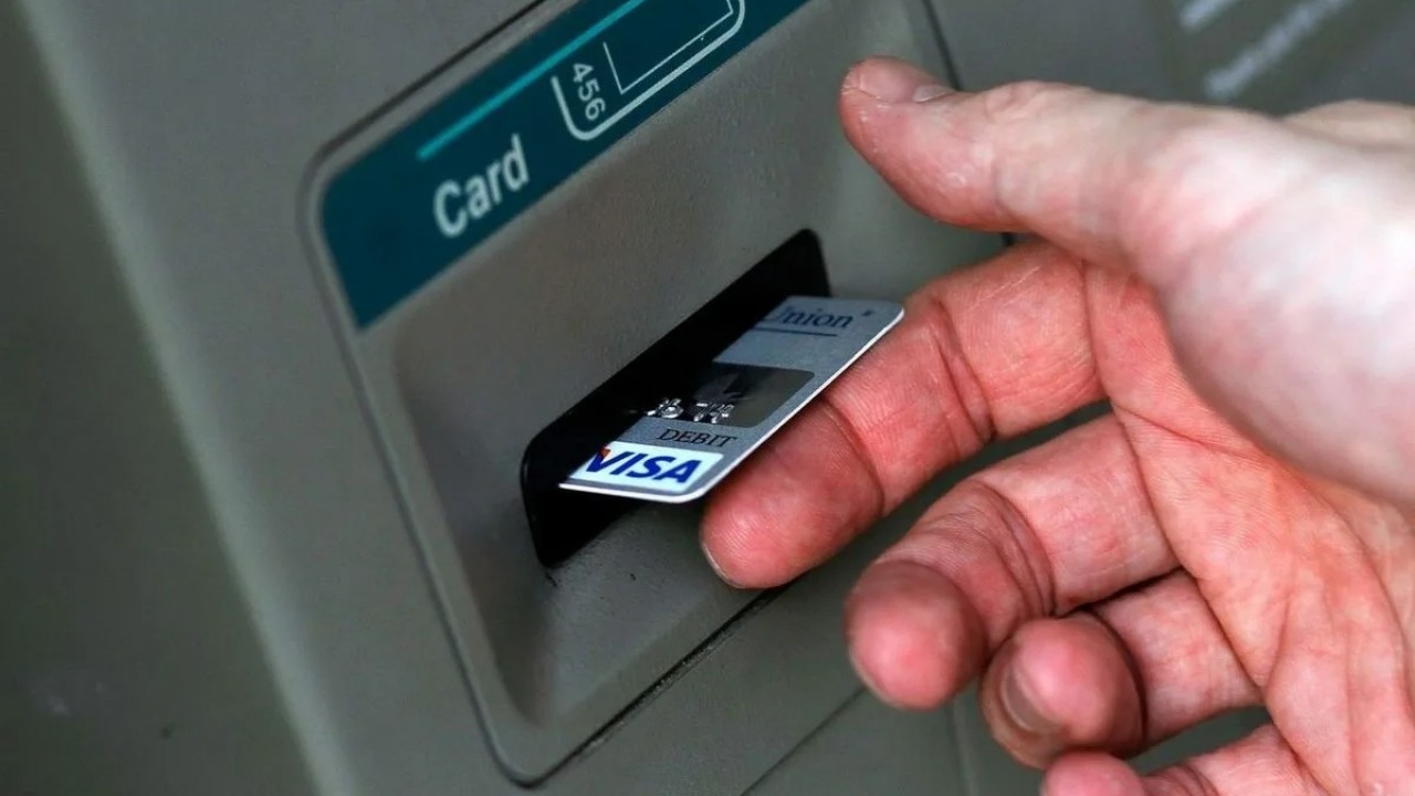 Kas jādara pirms kartes ievietošanas bankomātā: tas var pasargāt jūs no lieliem krāpšanas gadījumiem