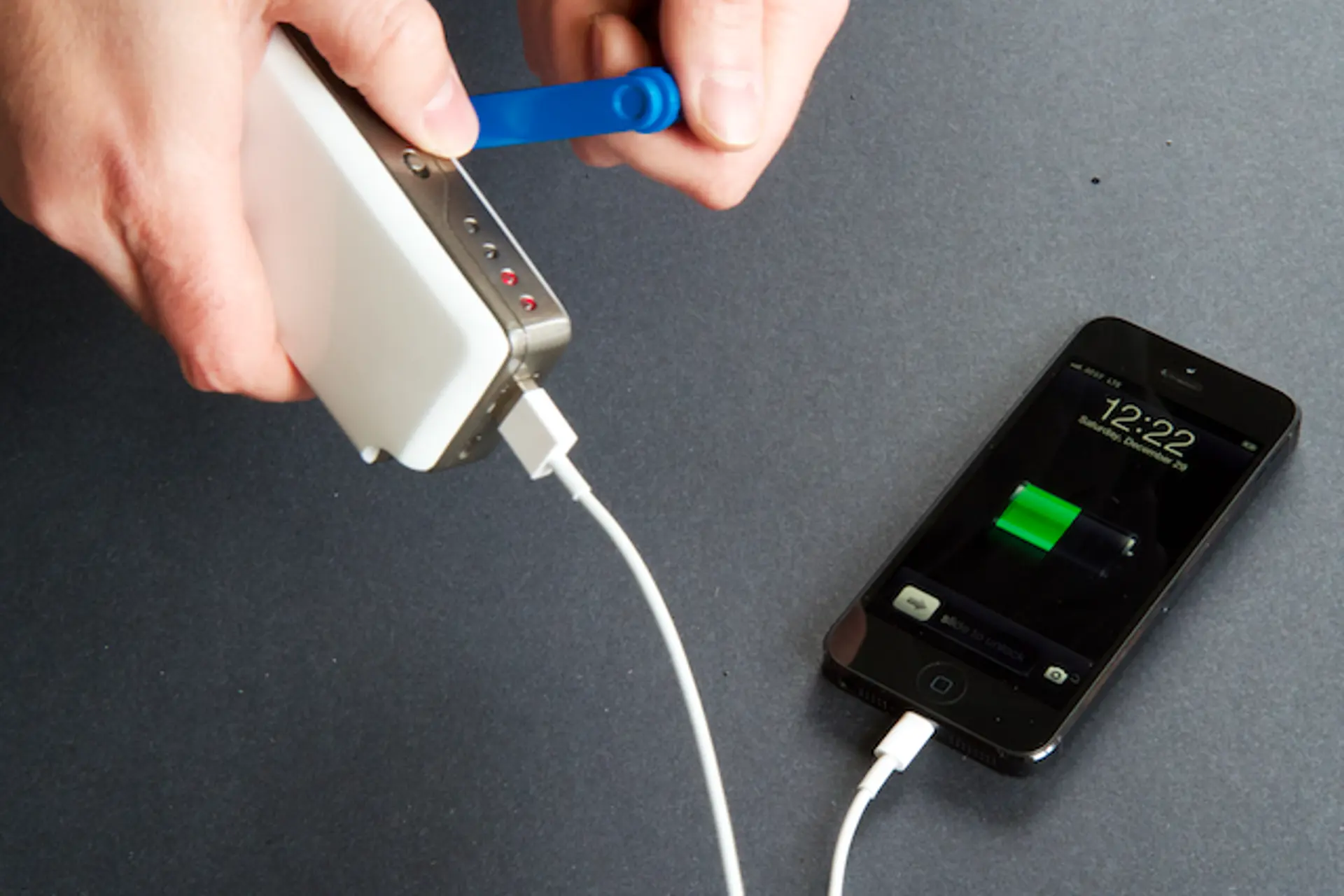 Kas notiks, ja USB zibatmiņu ievietos mobilo tālruņu lādētājā? Es to izdarīju, un šāds bija rezultāts.