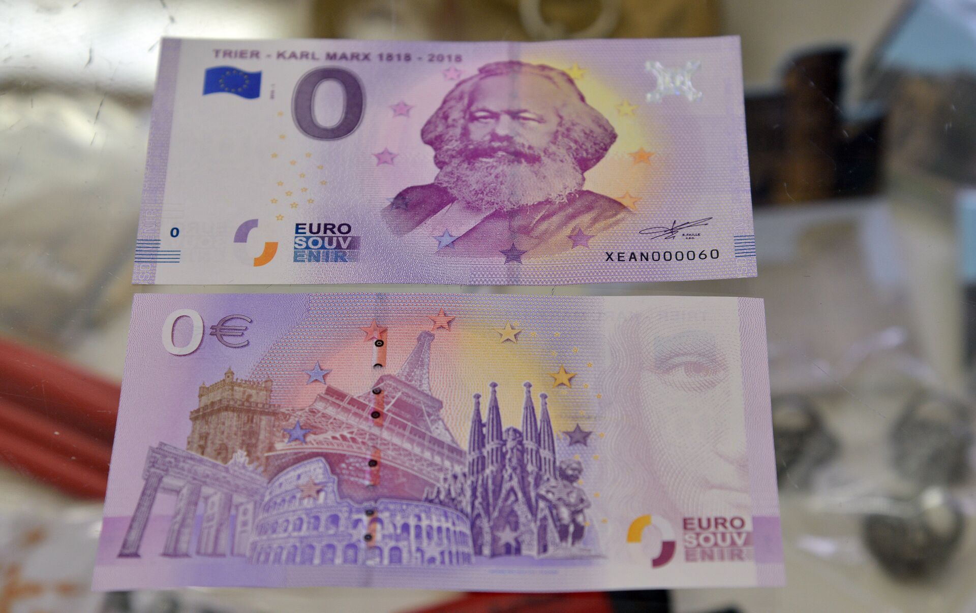 Latvijā tiek izdotas 0 eiro banknotes. Kāpēc tās ir vajadzīgas?