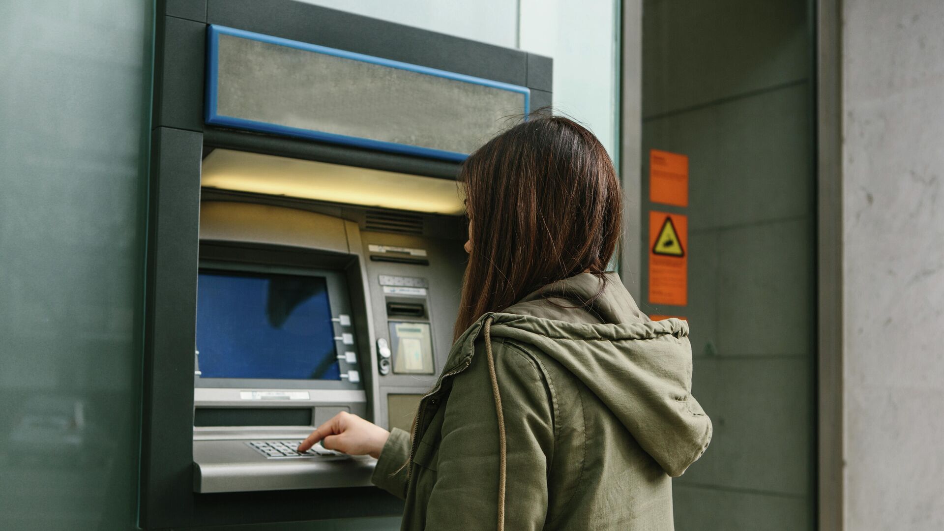 Svarīga izmaiņa bankomātu darbībā no 3. jūlija: par cik pieaugs banku komisijas maksas?
