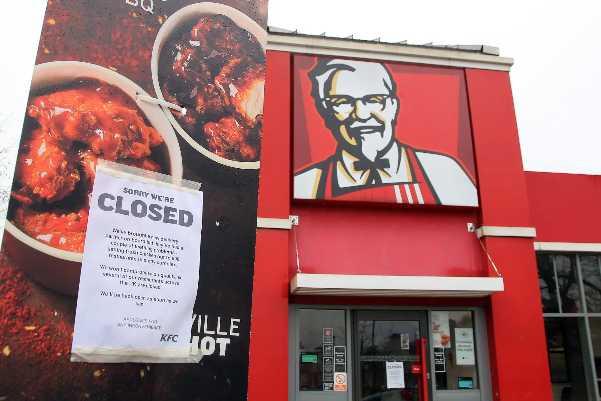 Uzņēmums Indecopi uzlika sodu KFC par atteikšanos piegādāt noteiktas vistas gabalus klientam, kurš bija pasūtījis piedāvājumu „Mega Family”.