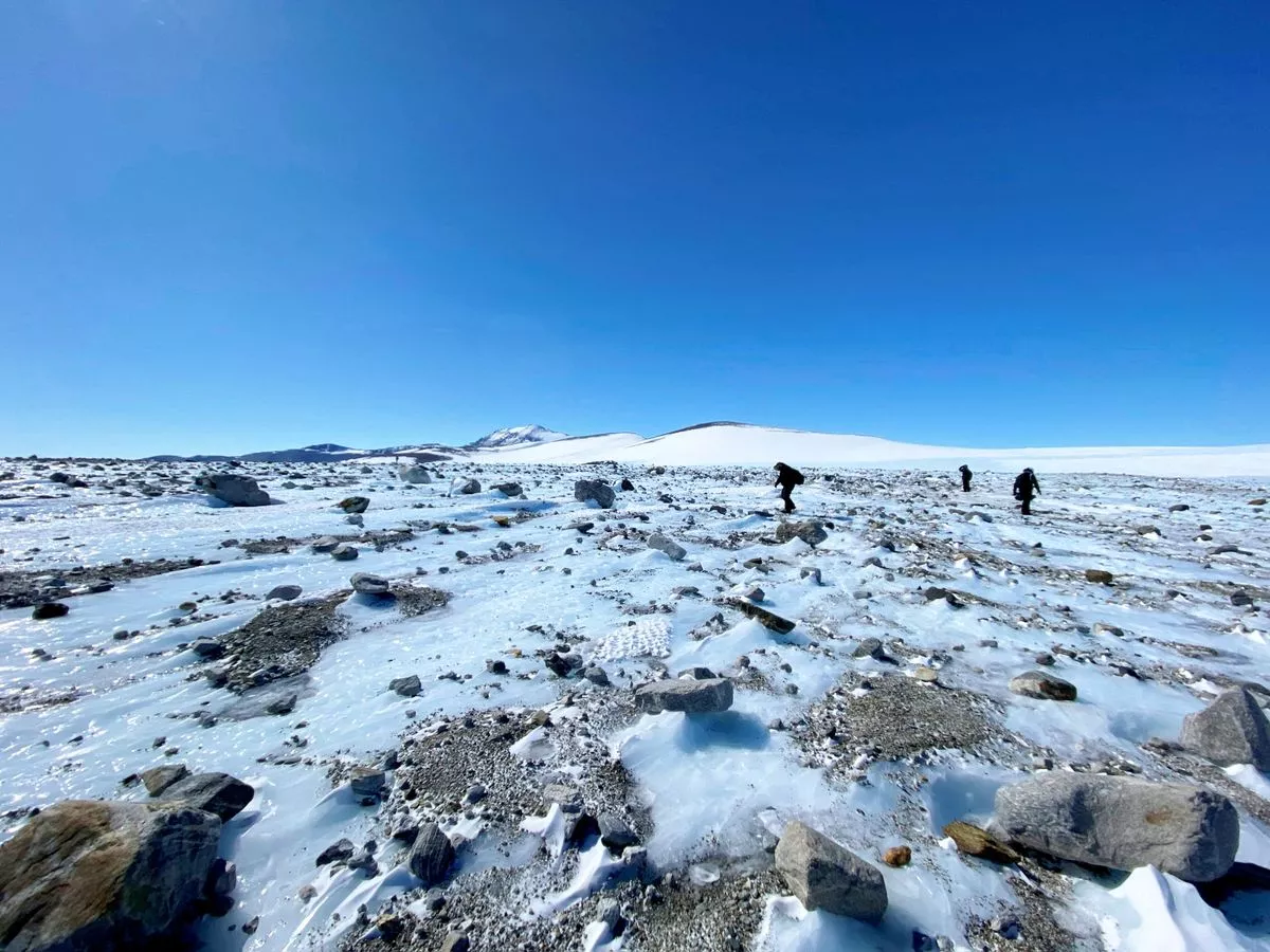 Antarktīdas sniegā atrasts priekšmets, ko mēs izmantojam katru dienu un kam tur nevajadzētu būt.