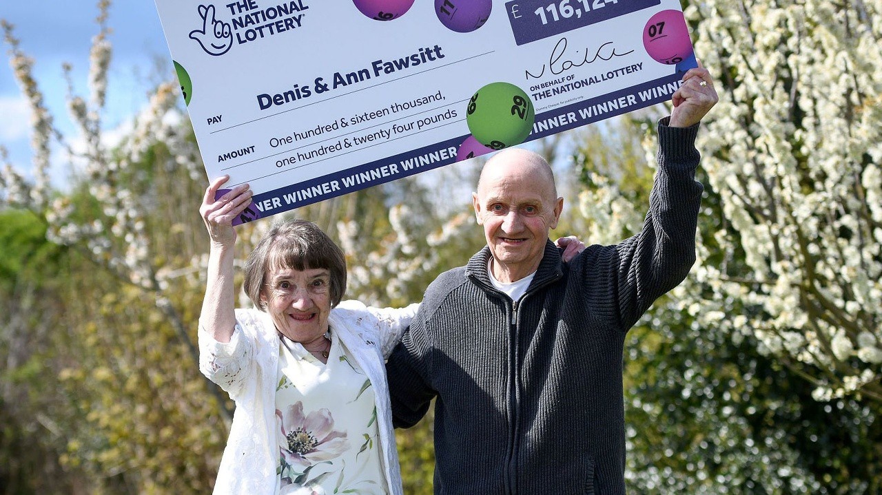 Parādās Euromillions uzvarētāja spoks, kas intriga visā valstī, un sākas izmisīga meklēšana pēc viņa likumīgā īpašnieka.