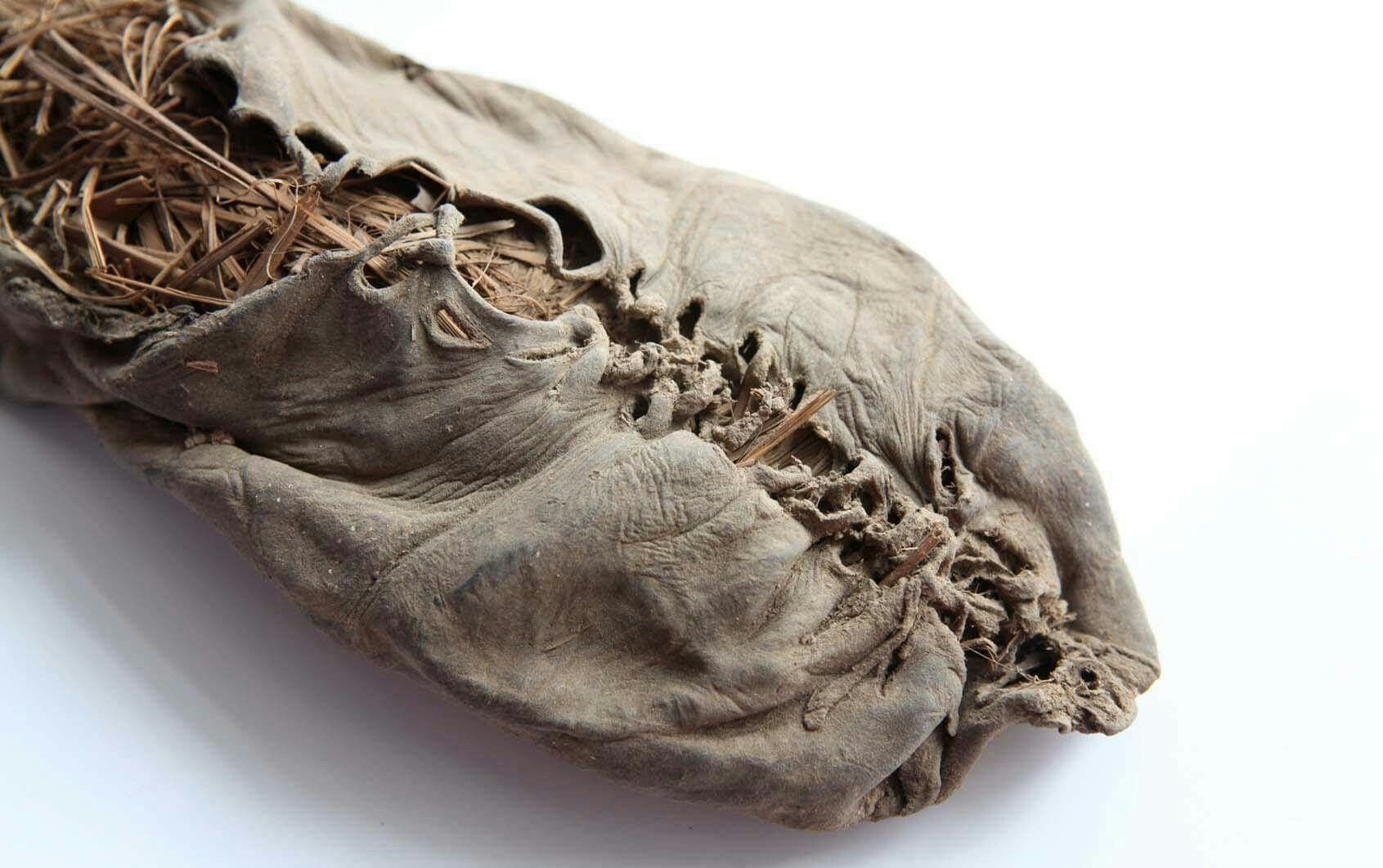 Atklāti astoņi milzīgi romiešu apavi, kas ir 2000 gadus veci: apavi sasniedz 50. izmēru un ir vairāk nekā 30 centimetrus gari.