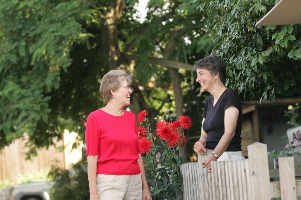 «Absurds» strīds starp diviem pensionāriem par dažiem centimetriem zemes starp viņu mājām: «Tas nav strīda vērts».