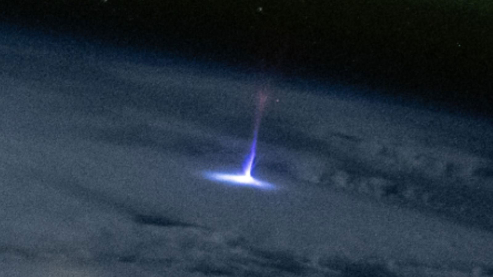 Astronauts no Starptautiskās kosmosa stacijas uzņēma ļoti retu parādību