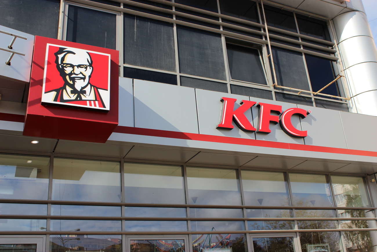 Uzņēmums Indecopi uzlika sodu KFC par atteikšanos piegādāt noteiktas vistas gabalus klientam, kurš bija pasūtījis piedāvājumu „Mega Family”.