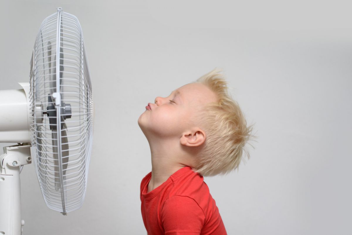Mēs domājām, ka labākais risinājums cīņai ar karstumu būtu griestu ventilators. Tas faktiski neatsaldē gaisu.