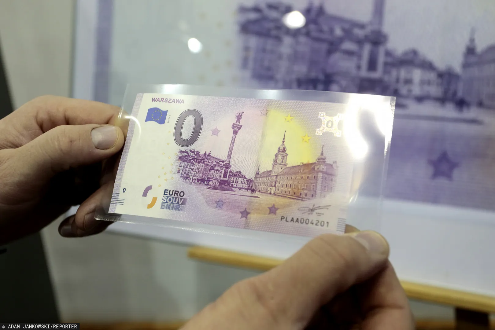 Latvijā tiek izdotas 0 eiro banknotes. Kāpēc tās ir vajadzīgas?
