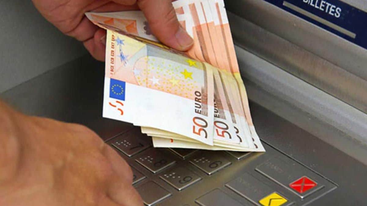 Svarīga izmaiņa bankomātu darbībā no 3. jūlija: par cik pieaugs banku komisijas maksas?