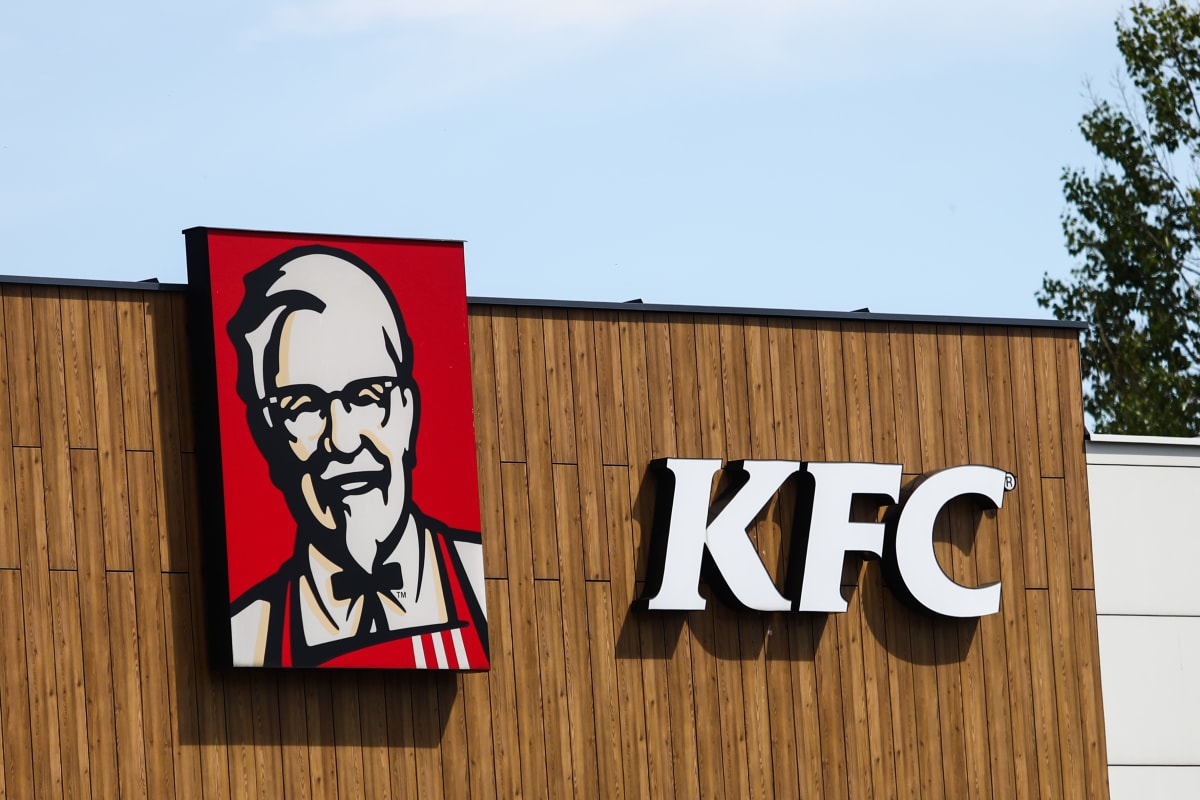 Uzņēmums Indecopi uzlika sodu KFC par atteikšanos piegādāt noteiktas vistas gabalus klientam, kurš bija pasūtījis piedāvājumu „Mega Family”.