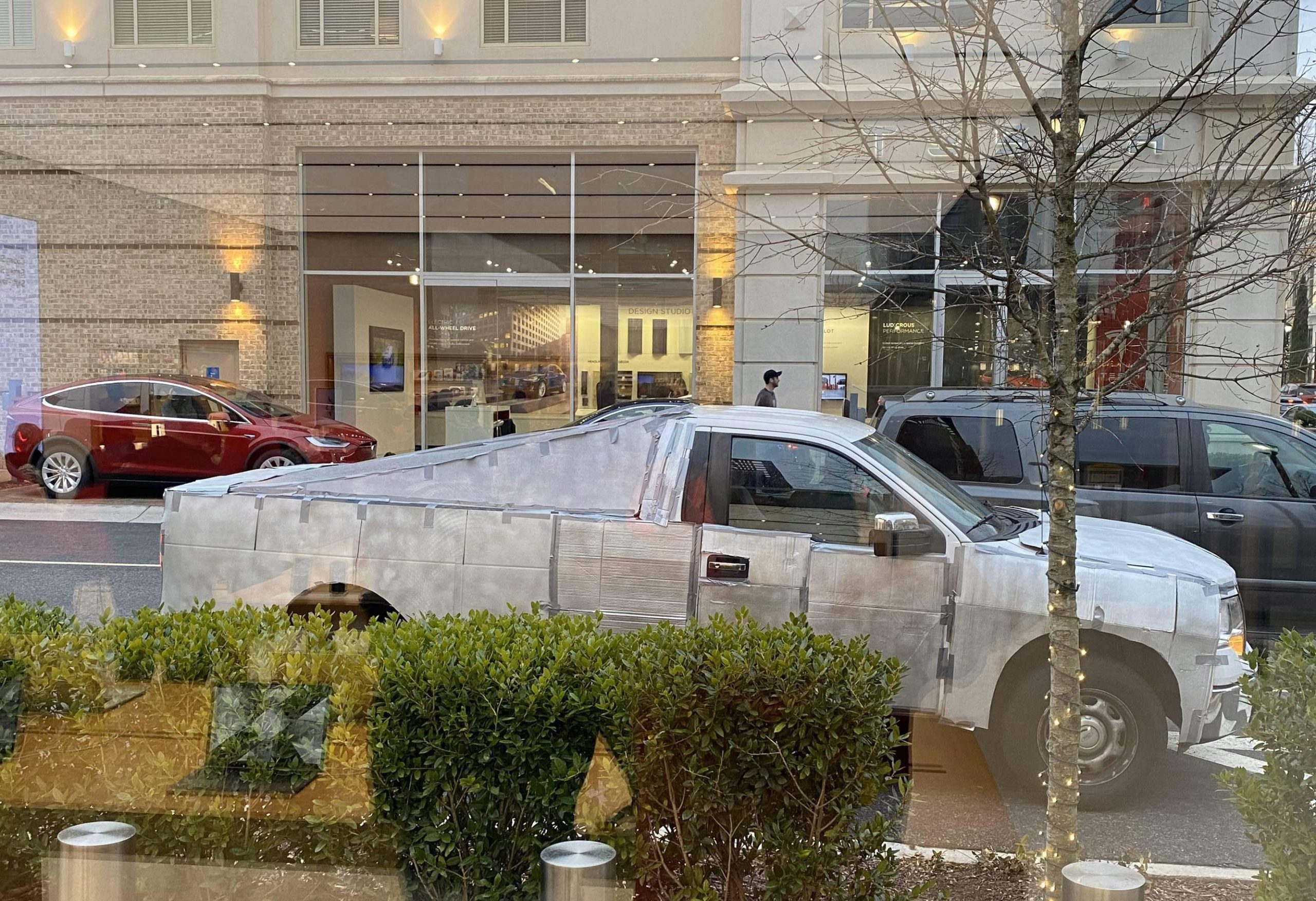 Kāds tikko uzbūvēja Toyota Cybertruck, un mums ir tik daudz jautājumu
