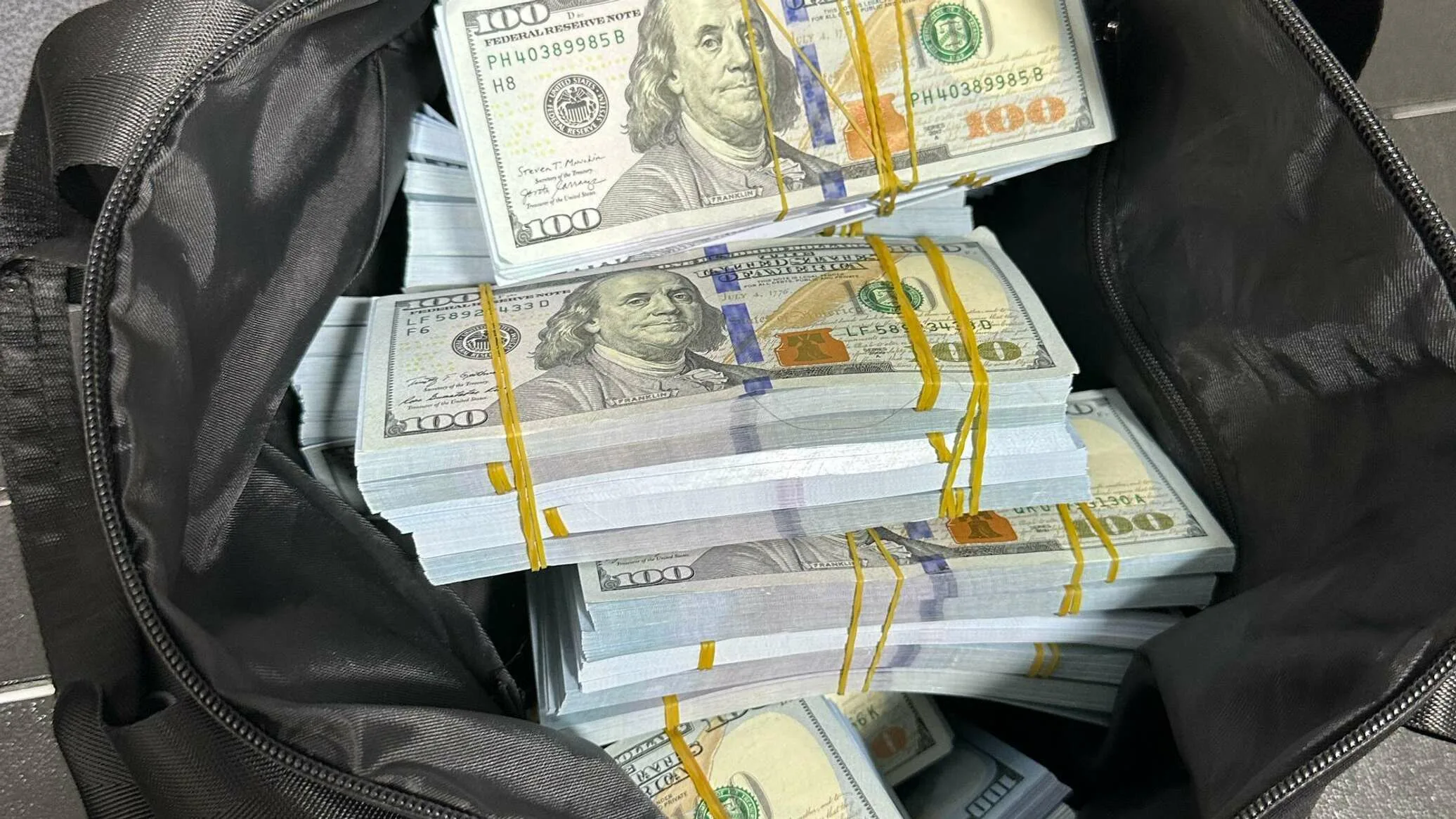 Latviete ar miljoniem viltotu banknotu aizturēta Gvatemalas lidostā; viņas galamērķis bija Bogota.