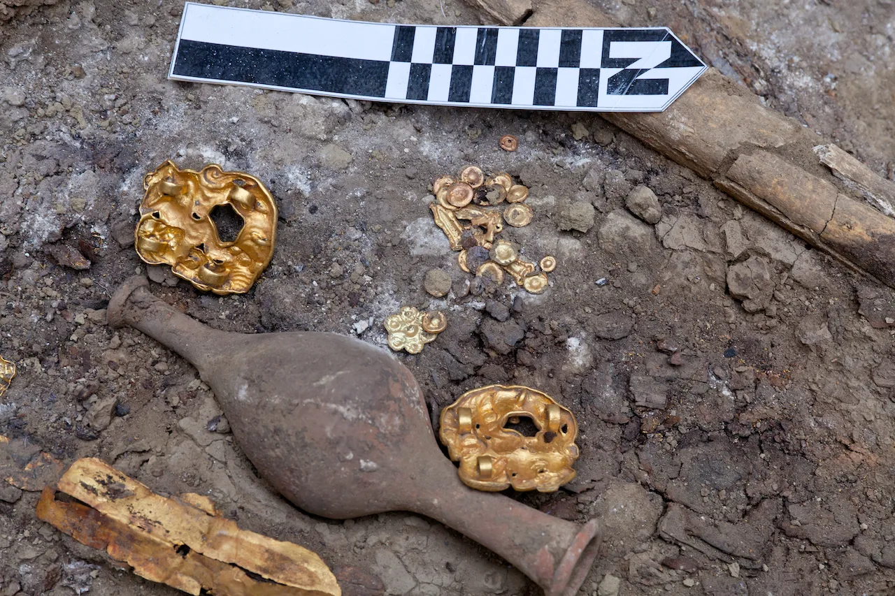Arheologi bija pārsteigti, atklājot blakus cilvēku kauliem vairāk nekā divus gadsimtus vecas “zelta panteras”.