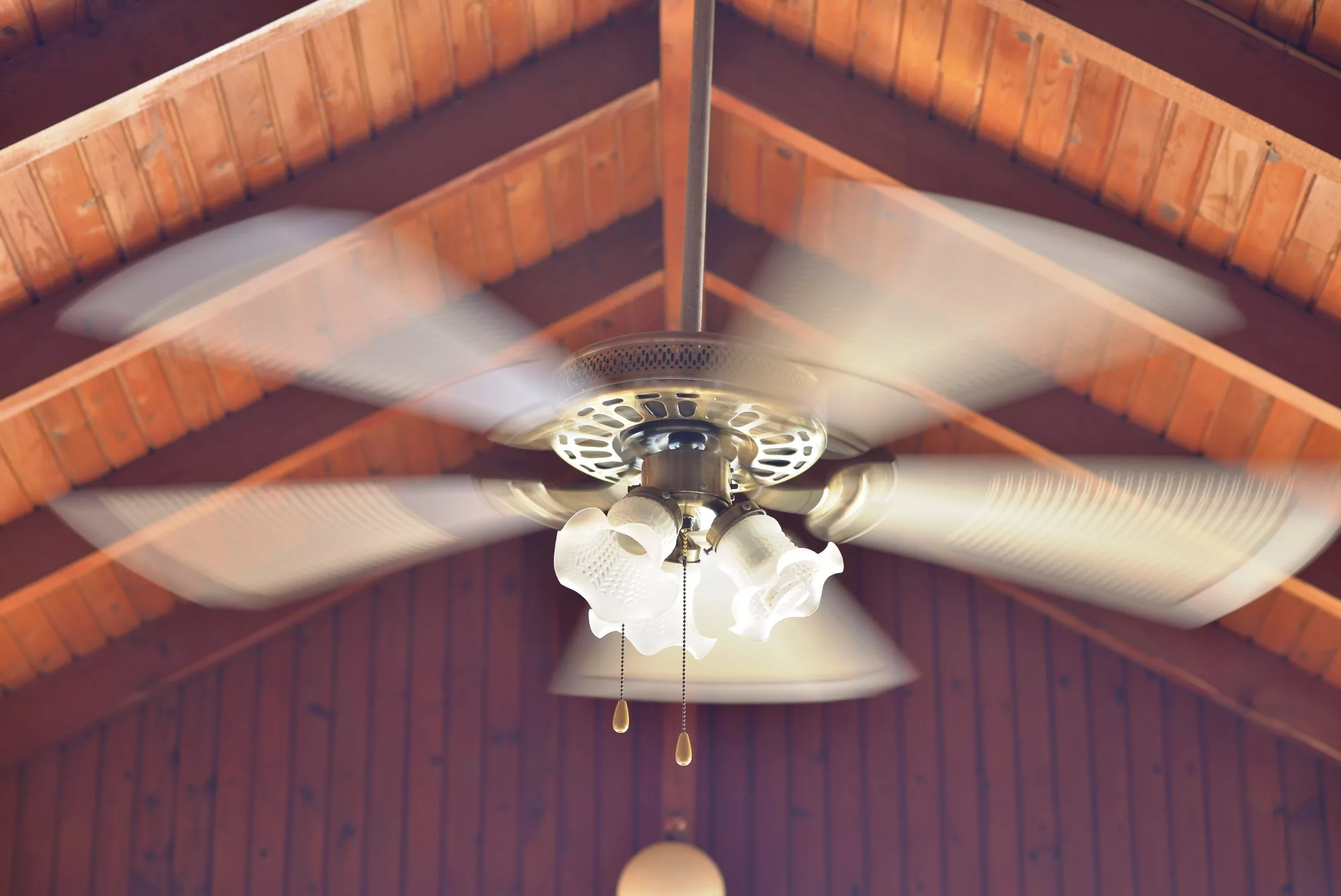 Mēs domājām, ka labākais risinājums cīņai ar karstumu būtu griestu ventilators. Tas faktiski neatsaldē gaisu.