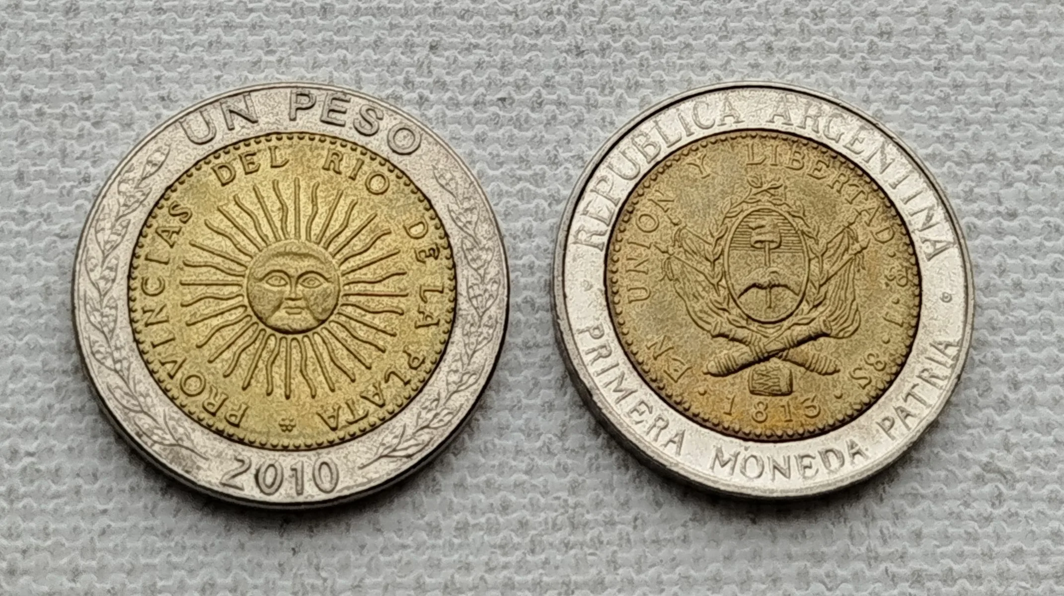 Viņi prasa 250 tūkstošus peso par monētu, kuras nominālvērtība ir 1 peso un kurā ir kļūda izlaides gadā.