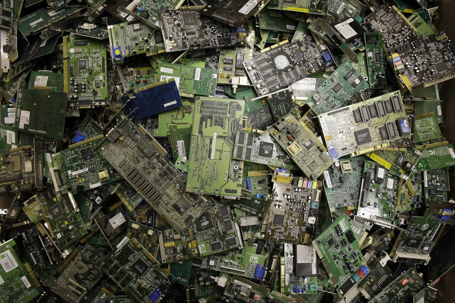 Viņi izstrādā drošu procesu zelta ieguvei no elektroniskajām ierīcēm bez piesārņojuma.