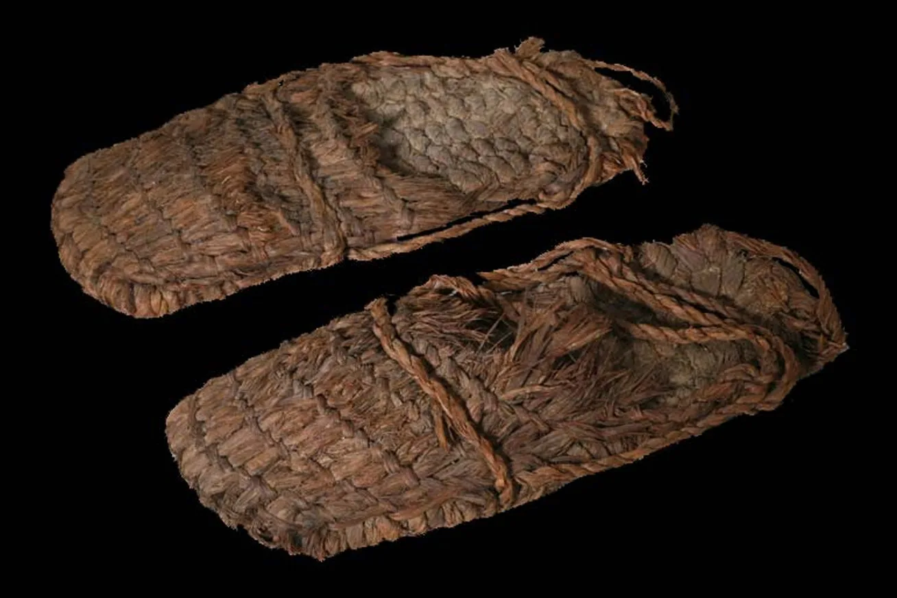 Atklāti astoņi milzīgi romiešu apavi, kas ir 2000 gadus veci: apavi sasniedz 50. izmēru un ir vairāk nekā 30 centimetrus gari.