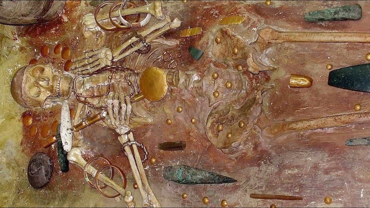Arheologi bija pārsteigti, atklājot blakus cilvēku kauliem vairāk nekā divus gadsimtus vecas “zelta panteras”.