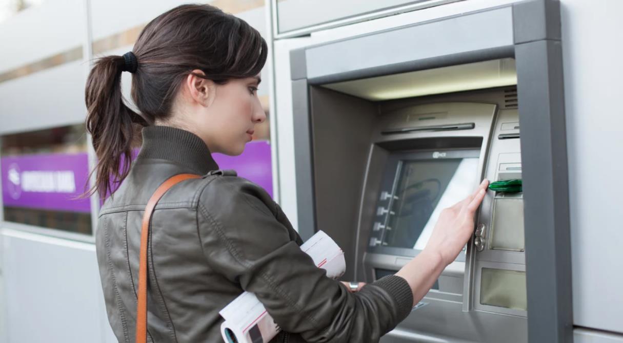 Svarīga izmaiņa bankomātu darbībā no 3. jūlija: par cik pieaugs banku komisijas maksas?