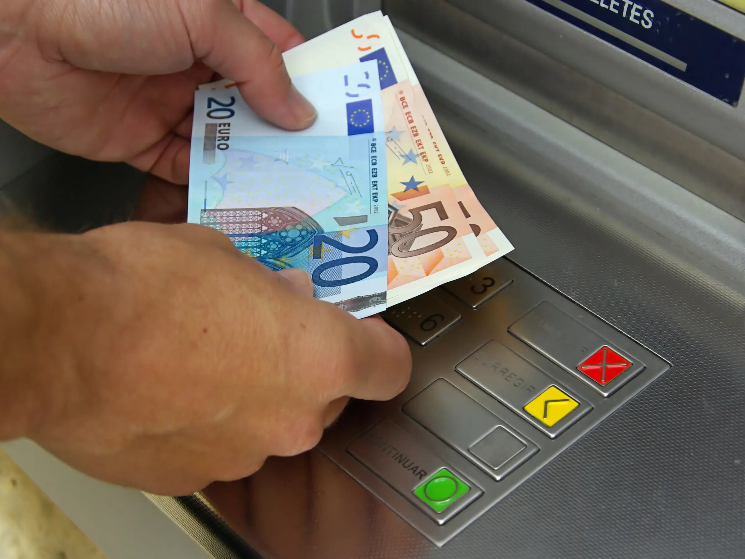 Žests ar karti, izņemot naudu no bankomāta, kas sabojās jūsu atvaļinājumu: visas bankas brīdina