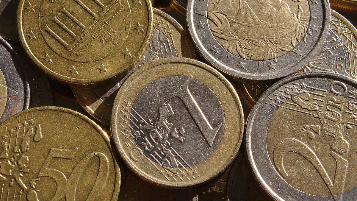 Tā ir 2 eiro monēta, ko var nēsāt kabatā un par kuru prasa 10 000 eiro.