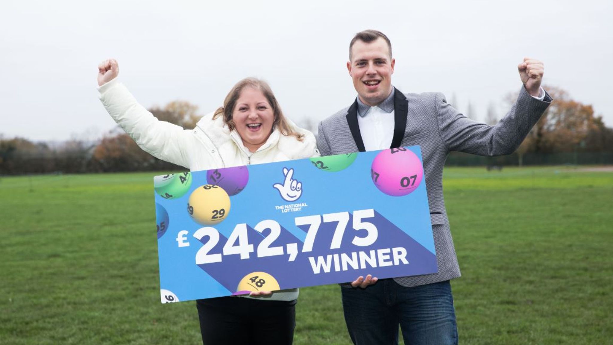 Parādās Euromillions uzvarētāja spoks, kas intriga visā valstī, un sākas izmisīga meklēšana pēc viņa likumīgā īpašnieka.