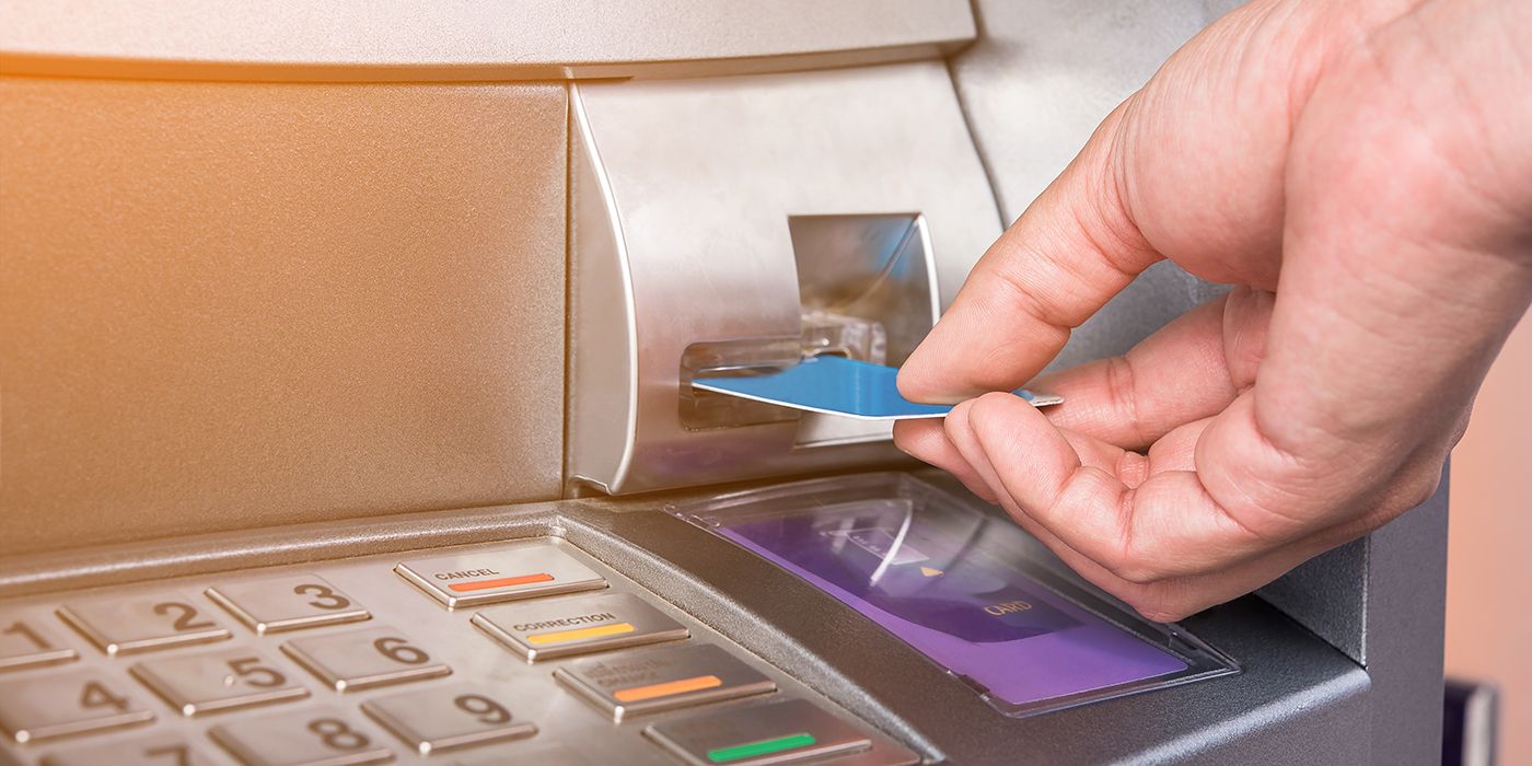 Žests ar karti, izņemot naudu no bankomāta, kas sabojās jūsu atvaļinājumu: visas bankas brīdina