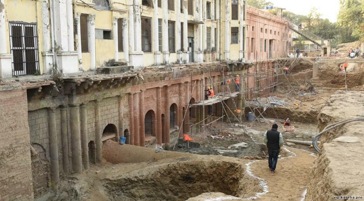 Zemes īpašnieks savas mājas pagrabā atrod romiešu galeriju, un šī vieta tiek pasludināta par arheoloģisko izrakumu vietu.